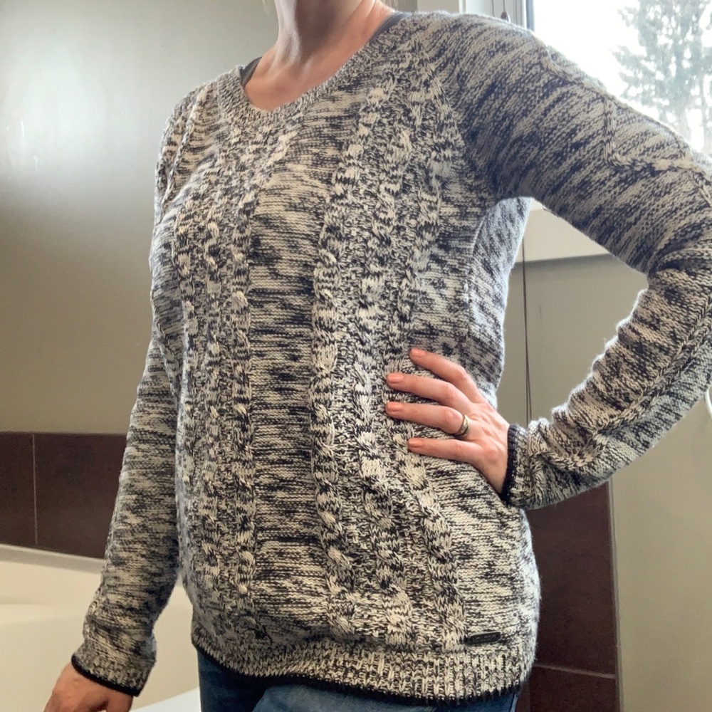 Volcom brand warm and soft grey sweater with long sleeves.